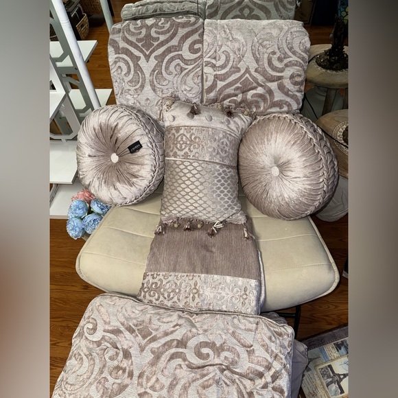 Luxurious Queen size Cream and Tan/Gray Comforter Set, Ornate,like new+3 pillows - Picture 4 of 15